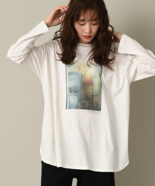 INTERPLANET（インタープラネット）の「シルケットスムース前後２ＷＡＹロゴ転写プリントプルオーバー（Tシャツ/カットソー・レディース・グレイッシュベージュ/オフホワイト・FREE）」の2枚目の写真