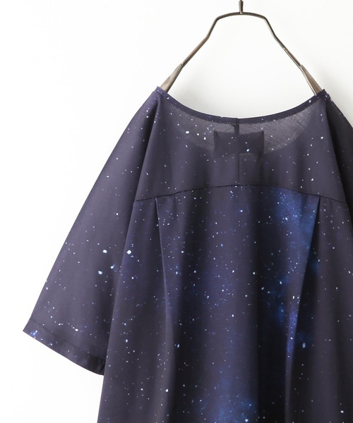 n'OrLABEL(ノアールレーベル)の「『コスモ柄プリントTシャツ』(Tシャツ/カットソー・レディース・ネイビー・FREE)」の2枚目の写真