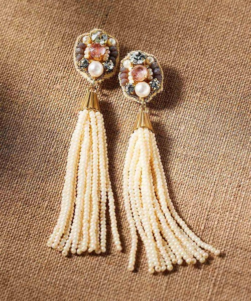IEDIT(イディット)の「IEDIT Made in India 繊細で華やかなハンドメイドイヤアクセサリー(ピアス(両耳用)・レディース・ホワイト系その他/ブルー系その他/ゴールド系その他・1/2)」の2枚目の写真