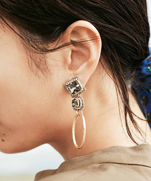 IEDIT(イディット)の「IEDIT Made in India 繊細で華やかなハンドメイドイヤアクセサリー(ピアス(両耳用)・レディース・ホワイト系その他/ブルー系その他/ゴールド系その他・1/2)」の3枚目の写真