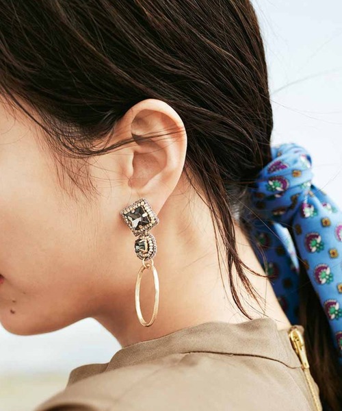 IEDIT(イディット)の「IEDIT Made in India 繊細で華やかなハンドメイドイヤアクセサリー(ピアス(両耳用)・レディース・ホワイト系その他/ブルー系その他/ゴールド系その他・1/2)」の4枚目の写真
