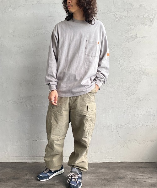 UNIVERSAL OVERALL（ユニバーサルオーバーオール）の「[UNIVERSAL OVERALL/ユニバーサルオーバーオール] 別注 ポケットロングスリーブＴシャツ（Tシャツ/カットソー・レディース・ホワイト/ブラック/グレー/オレンジ/モスグリーン/ネイビー/イエロー系その他/グリーン系その他・S/M/L）」の13枚目の写真