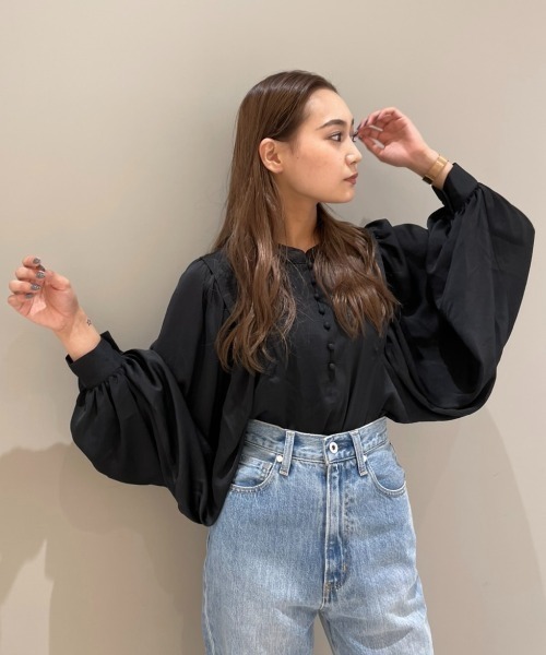 AZUL ENCANTO(アズールエンカント)の「ヴィンテージサテンボリューム袖ブラウス(シャツ/ブラウス・レディース・オフホワイト/ベージュ/ブラック・FREE)」の2枚目の写真