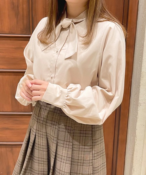 apres jour(アプレジュール)の「ボウタイ袖ボリュームブラウス【ZOZOTOWN限定アイテム】(シャツ/ブラウス・レディース・ピンクベージュ/アイボリー/ライトベージュ・X-LARGE/フリー)」の4枚目の写真