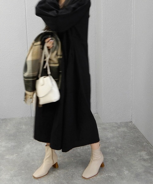 minia（ミニア）の「ブロックシンヒールのスクエアトゥストレッチブーツ　◆（ブーツ・レディース・アイボリー/ブラック・M/LL/L/S）」の6枚目の写真