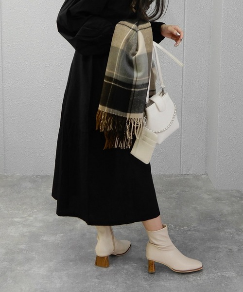 minia（ミニア）の「ブロックシンヒールのスクエアトゥストレッチブーツ　◆（ブーツ・レディース・アイボリー/ブラック・M/LL/L/S）」の7枚目の写真