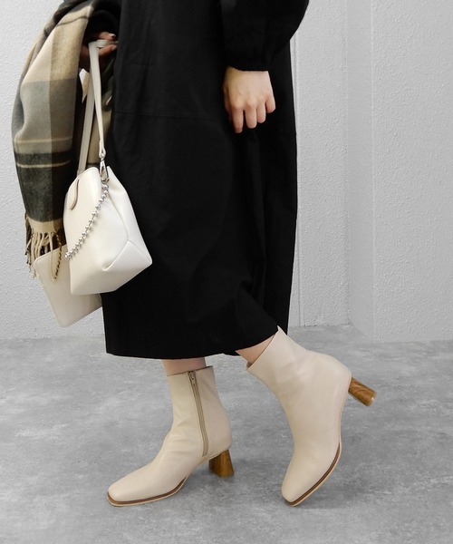 minia（ミニア）の「ブロックシンヒールのスクエアトゥストレッチブーツ　◆（ブーツ・レディース・アイボリー/ブラック・M/LL/L/S）」の8枚目の写真