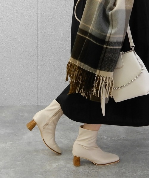 minia（ミニア）の「ブロックシンヒールのスクエアトゥストレッチブーツ　◆（ブーツ・レディース・アイボリー/ブラック・M/LL/L/S）」の9枚目の写真