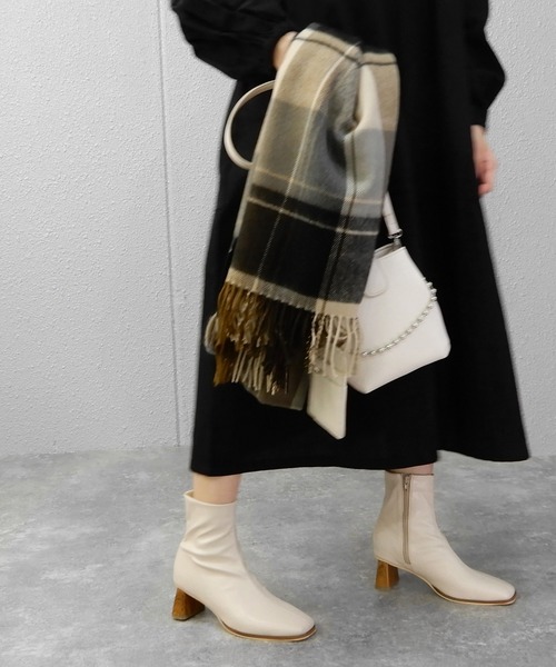 minia（ミニア）の「ブロックシンヒールのスクエアトゥストレッチブーツ　◆（ブーツ・レディース・アイボリー/ブラック・M/LL/L/S）」の10枚目の写真