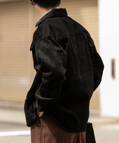 ITEMS URBANRESEARCH（アイテムズ アーバンリサーチ）の「コーデュロイ CPOシャツ（シャツ/ブラウス・メンズ・ブラック/ネイビー/オフホワイト/グレー・MEDIUM/LARGE）」の14枚目の写真