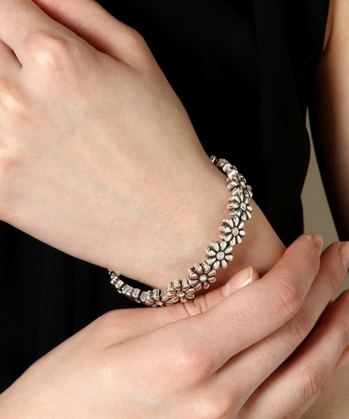 BEAUTY&YOUTH UNITED ARROWS(ビューティーアンドユースユナイテッドアローズ)の「BYMC PHILIPPE AUDIBERT FLOWER ブレスレット(ブレスレット・レディース・シルバー・フリー)」の2枚目の写真