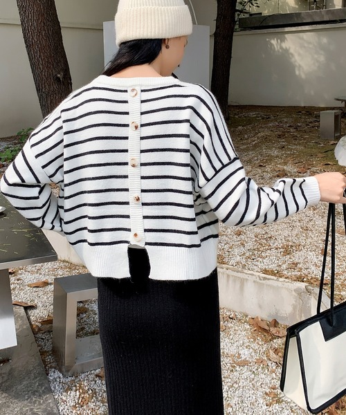 solleim(ソルレム)の「バックボタンボーダーニット(ニット/セーター・レディース・ホワイト/ネイビー・M)」の2枚目の写真