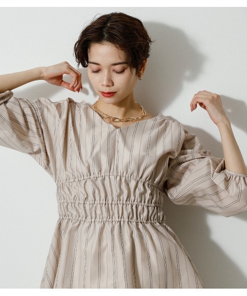 AZUL by moussy（アズールバイマウジー）の「SHIRRING V/N BLOUSE/シャーリングブイネックブラウス（シャツ/ブラウス・レディース・ブラック/オフホワイト/ベージュ系その他/イエロー・MEDIUM/SMALL）」の4枚目の写真