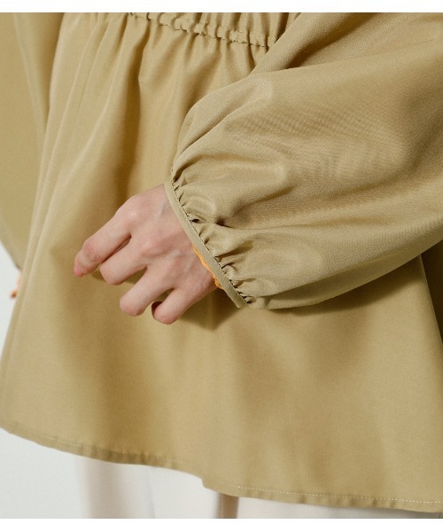 AZUL by moussy（アズールバイマウジー）の「SHIRRING V/N BLOUSE/シャーリングブイネックブラウス（シャツ/ブラウス・レディース・ブラック/オフホワイト/ベージュ系その他/イエロー・MEDIUM/SMALL）」の22枚目の写真