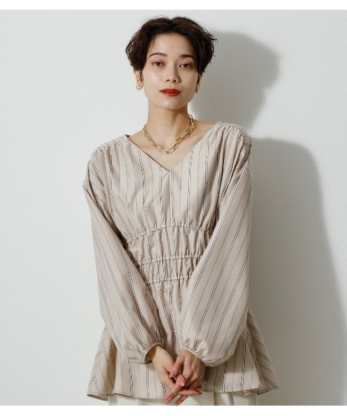AZUL by moussy（アズールバイマウジー）の「SHIRRING V/N BLOUSE/シャーリングブイネックブラウス（シャツ/ブラウス・レディース・ブラック/オフホワイト/ベージュ系その他/イエロー・MEDIUM/SMALL）」の5枚目の写真