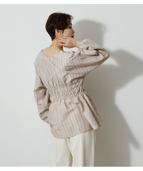 AZUL by moussy（アズールバイマウジー）の「SHIRRING V/N BLOUSE/シャーリングブイネックブラウス（シャツ/ブラウス・レディース・ブラック/オフホワイト/ベージュ系その他/イエロー・MEDIUM/SMALL）」の6枚目の写真