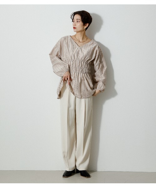 AZUL by moussy（アズールバイマウジー）の「SHIRRING V/N BLOUSE/シャーリングブイネックブラウス（シャツ/ブラウス・レディース・ブラック/オフホワイト/ベージュ系その他/イエロー・MEDIUM/SMALL）」の8枚目の写真