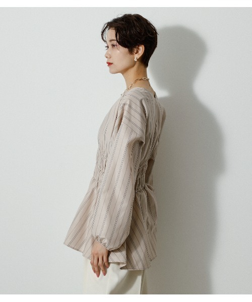 AZUL by moussy（アズールバイマウジー）の「SHIRRING V/N BLOUSE/シャーリングブイネックブラウス（シャツ/ブラウス・レディース・ブラック/オフホワイト/ベージュ系その他/イエロー・MEDIUM/SMALL）」の9枚目の写真