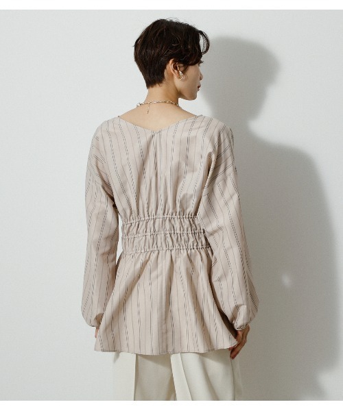 AZUL by moussy（アズールバイマウジー）の「SHIRRING V/N BLOUSE/シャーリングブイネックブラウス（シャツ/ブラウス・レディース・ブラック/オフホワイト/ベージュ系その他/イエロー・MEDIUM/SMALL）」の10枚目の写真