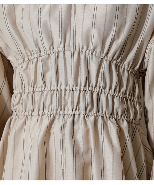 AZUL by moussy（アズールバイマウジー）の「SHIRRING V/N BLOUSE/シャーリングブイネックブラウス（シャツ/ブラウス・レディース・ブラック/オフホワイト/ベージュ系その他/イエロー・MEDIUM/SMALL）」の12枚目の写真