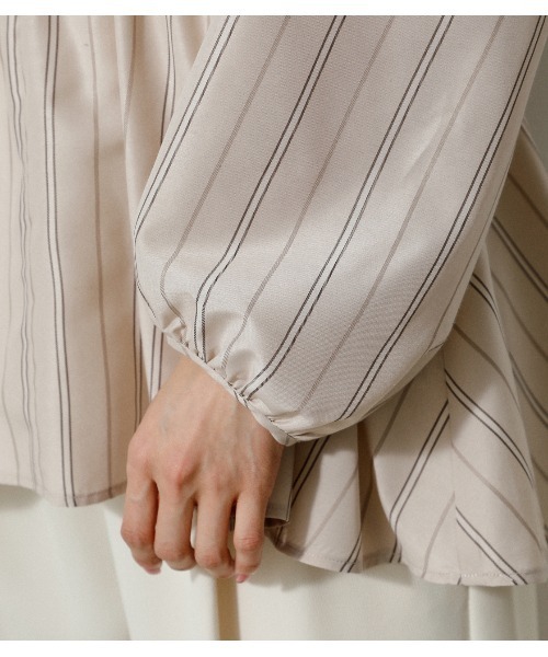 AZUL by moussy（アズールバイマウジー）の「SHIRRING V/N BLOUSE/シャーリングブイネックブラウス（シャツ/ブラウス・レディース・ブラック/オフホワイト/ベージュ系その他/イエロー・MEDIUM/SMALL）」の13枚目の写真