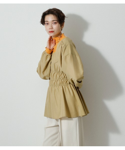 AZUL by moussy（アズールバイマウジー）の「SHIRRING V/N BLOUSE/シャーリングブイネックブラウス（シャツ/ブラウス・レディース・ブラック/オフホワイト/ベージュ系その他/イエロー・MEDIUM/SMALL）」の14枚目の写真