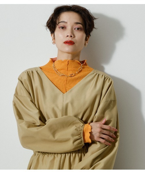 AZUL by moussy（アズールバイマウジー）の「SHIRRING V/N BLOUSE/シャーリングブイネックブラウス（シャツ/ブラウス・レディース・ブラック/オフホワイト/ベージュ系その他/イエロー・MEDIUM/SMALL）」の15枚目の写真