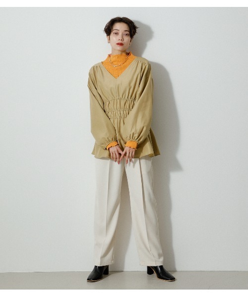 AZUL by moussy（アズールバイマウジー）の「SHIRRING V/N BLOUSE/シャーリングブイネックブラウス（シャツ/ブラウス・レディース・ブラック/オフホワイト/ベージュ系その他/イエロー・MEDIUM/SMALL）」の16枚目の写真