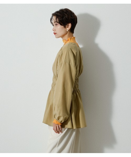 AZUL by moussy（アズールバイマウジー）の「SHIRRING V/N BLOUSE/シャーリングブイネックブラウス（シャツ/ブラウス・レディース・ブラック/オフホワイト/ベージュ系その他/イエロー・MEDIUM/SMALL）」の18枚目の写真