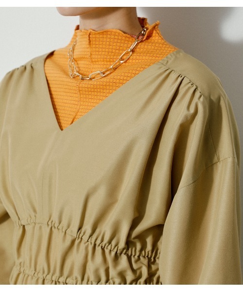 AZUL by moussy（アズールバイマウジー）の「SHIRRING V/N BLOUSE/シャーリングブイネックブラウス（シャツ/ブラウス・レディース・ブラック/オフホワイト/ベージュ系その他/イエロー・MEDIUM/SMALL）」の20枚目の写真