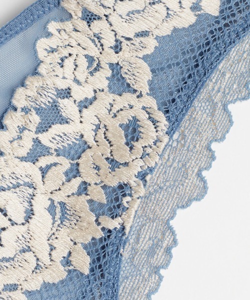 Intimissimi(インティミッシミ)の「Pretty Flowers ブラジリアンパンティ(ショーツ・レディース・ライラック/グレイッシュブルー/ペールイエロー/クリアグリーン・S/M/L)」の10枚目の写真