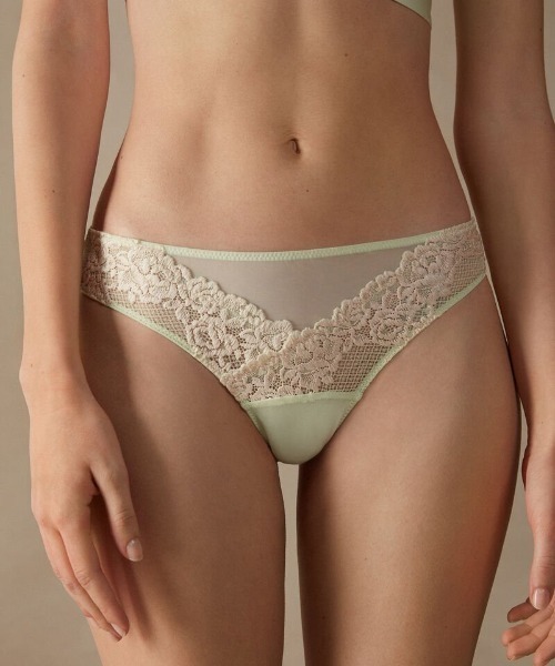 Intimissimi(インティミッシミ)の「Pretty Flowers ブラジリアンパンティ(ショーツ・レディース・ライラック/グレイッシュブルー/ペールイエロー/クリアグリーン・S/M/L)」の22枚目の写真