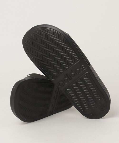 adidas(アディダス)の「アディレッタ シャワー サンダル / Adilette Shower Slides / アディダス adidas(サンダル・メンズ・ブラック×ホワイト/ホワイト×グリーン/ホワイト×ネイビー・23.5cm/24.5cm/25.5cm/26.5cm/27.5cm/28.5cm/22.5cm)」の11枚目の写真