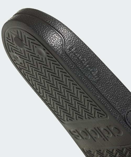 adidas(アディダス)の「アディレッタ シャワー サンダル / Adilette Shower Slides / アディダス adidas(サンダル・メンズ・ブラック×ホワイト/ホワイト×グリーン/ホワイト×ネイビー・23.5cm/24.5cm/25.5cm/26.5cm/27.5cm/28.5cm/22.5cm)」の6枚目の写真