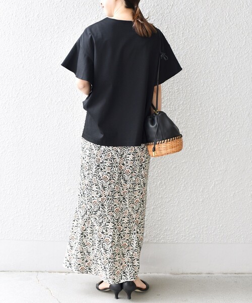 SHIPS(シップス)の「ALBINIキーネックフリルスリーブプルオーバー◇(Tシャツ/カットソー・レディース・オフホワイト/ブラック/ダークグレー/ブルー/ライトブルー・ONE SIZE)」の14枚目の写真