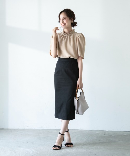 M.deux（エムドゥ）の「〔ギャザーネックパフスリーブブラウス〕（シャツ/ブラウス・レディース・ベージュ/ネイビー・MEDIUM）」の8枚目の写真