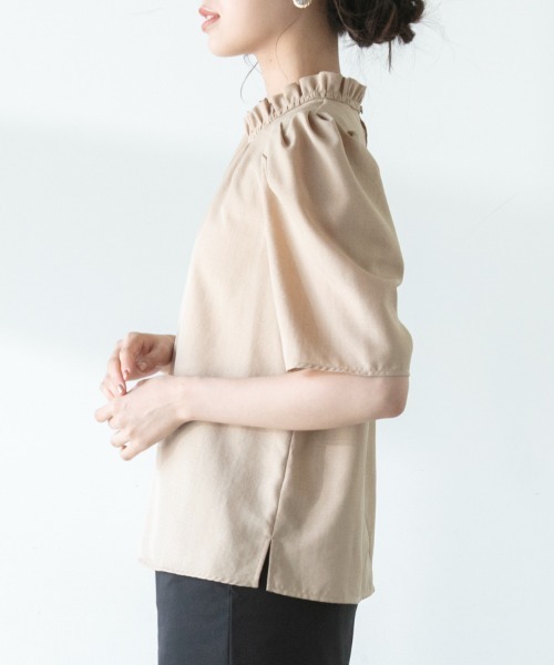 M.deux（エムドゥ）の「〔ギャザーネックパフスリーブブラウス〕（シャツ/ブラウス・レディース・ベージュ/ネイビー・MEDIUM）」の10枚目の写真
