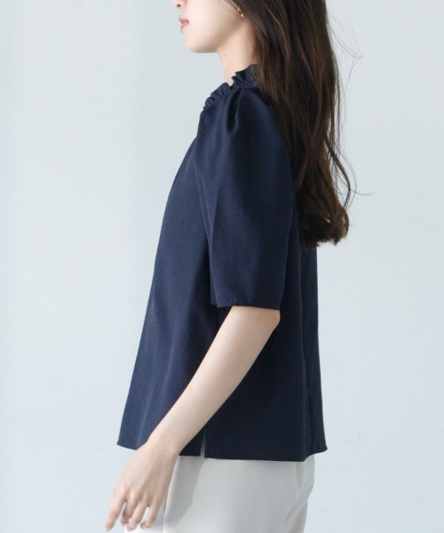 M.deux（エムドゥ）の「〔ギャザーネックパフスリーブブラウス〕（シャツ/ブラウス・レディース・ベージュ/ネイビー・MEDIUM）」の17枚目の写真