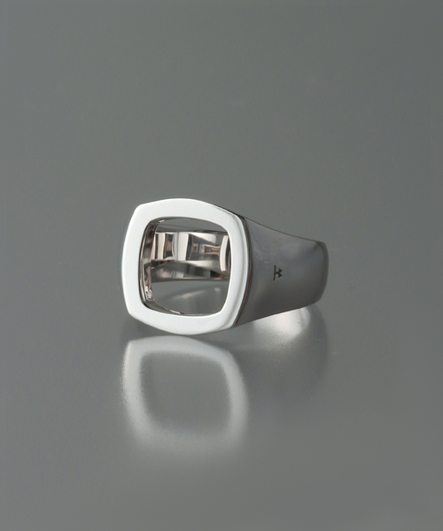 TOM WOOD(トムウッド)の「【TOM WOOD / トムウッド】CUSHION OPEN(リング・メンズ・シルバー・52/58/60/54/62/50/FREE)」の1枚目の写真