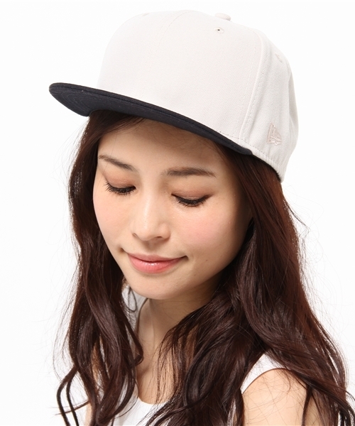 NEW ERA（ニューエラ）の「NEW ERA / 2Tone 506 Short Visor SP（キャップ・レディース・オフホワイト/グレー・ONE SIZE）」の3枚目の写真