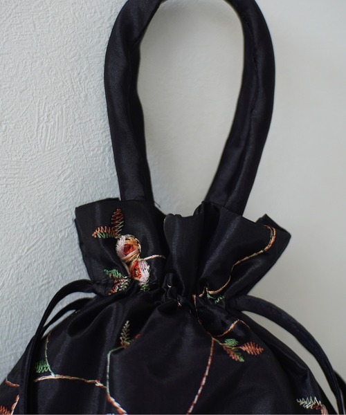 Port(ポート)の「シャイニーサテン 刺繍 ミニ 巾着 バッグ / ハンドバッグ #_(ハンドバッグ・レディース・ブラック/ネイビー/グリーン/ボルドー・FREE)」の6枚目の写真
