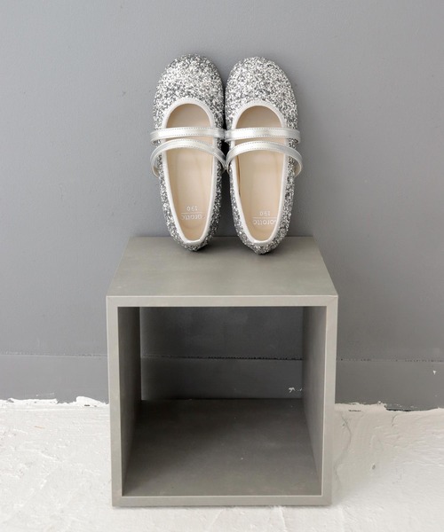 SOROTTO（ソロット）の「ゴム付きダブルベルト パンプス（バレエシューズ・キッズ・ブラック/シルバー/ホワイト/ネイビー・16.0cm/17.0cm/18.0cm/19.0cm/20.0cm/21.0cm/22.0cm）」の4枚目の写真