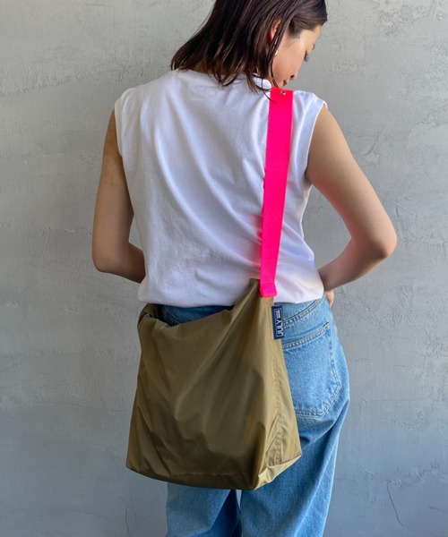 JULY NINE（ジュライナイン）の「【MORE 6月号掲載】[JULY NINE/ジュライナイン] 別注 SEQUEL ショルダーバッグ（ショルダーバッグ・レディース・グレー/ブラック/ベージュ/グリーン/ホワイト・ONE SIZE）」の4枚目の写真