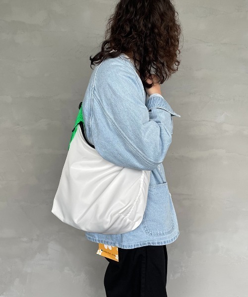 JULY NINE（ジュライナイン）の「【MORE 6月号掲載】[JULY NINE/ジュライナイン] 別注 SEQUEL ショルダーバッグ（ショルダーバッグ・レディース・グレー/ブラック/ベージュ/グリーン/ホワイト・ONE SIZE）」の12枚目の写真