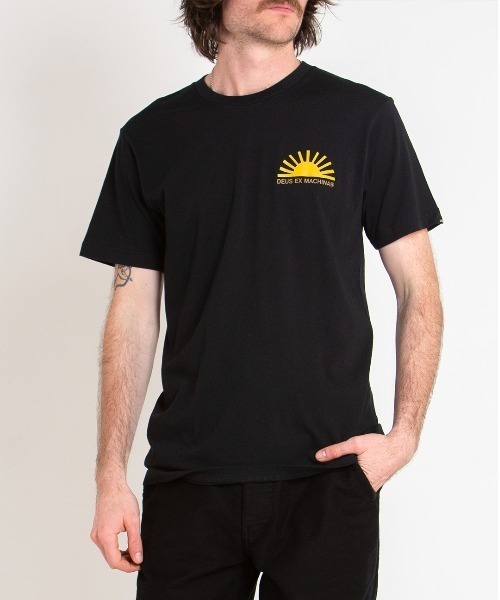DEUS EX MACHINA(デウスエクスマキナ)の「SUNFLARE TEE(Tシャツ/カットソー・メンズ・ブラック・SMALL/MEDIUM/LARGE)」の1枚目の写真