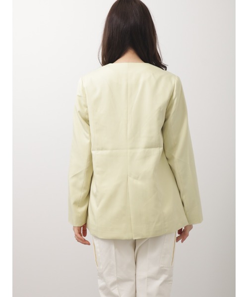 Te chichi TERRASSE（テチチテラス）の「パールボタンノーカラー