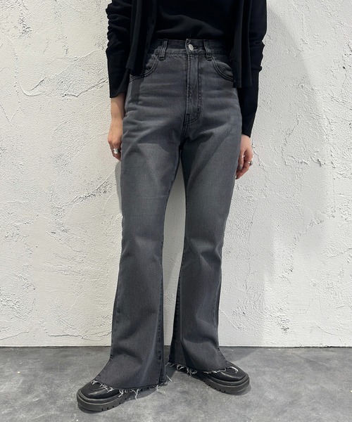 apres jour mignon（アプレジュールミニョン）の「裾スリットデニム【ZOZOTOWN限定アイテム】（デニムパンツ・レディース・グレー/ダークブルー/サックスブルー・SMALL/X-LARGE/MEDIUM/LARGE）」の4枚目の写真