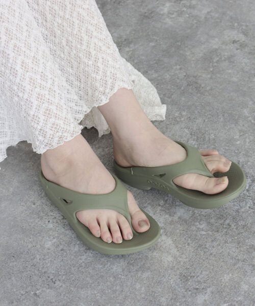 OOFOS（ウーフォス）の「【OOFOS/ウーフォス】OOriginal（サンダル・レディース・オリーブ/ブラック/ベージュ・24/23/25）」の3枚目の写真