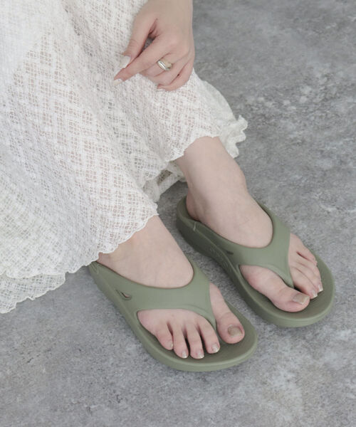 OOFOS（ウーフォス）の「【OOFOS/ウーフォス】OOriginal（サンダル・レディース・オリーブ/ブラック/ベージュ・24/23/25）」の4枚目の写真