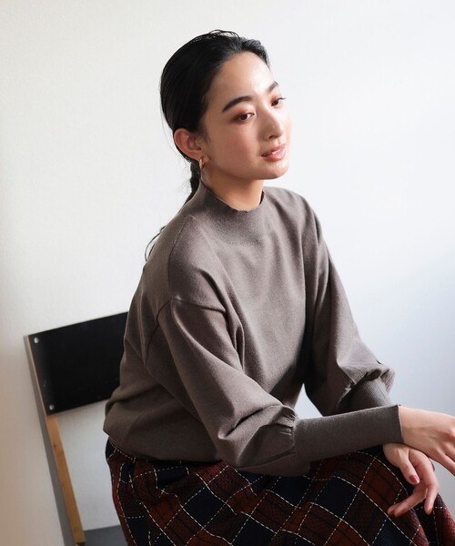 BEAMS HEART(ビームスハート)の「ふっくら袖 ハイネック ニット プルオーバー(ウォッシャブル)(ニット/セーター・レディース・ブルー/ブラウン/パープル/アイボリー/ブラック・FREE)」の3枚目の写真
